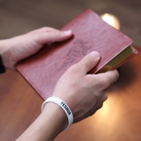 Segunda imagem do produto Pulseira de Silicone Branca | Yeshua