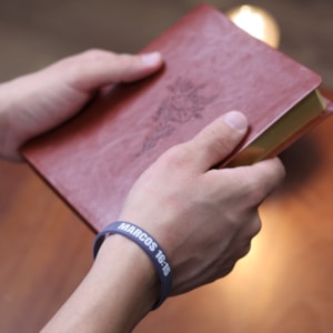 Segunda imagem do produto Pulseira de Silicone Cinza | Marcos 16:15