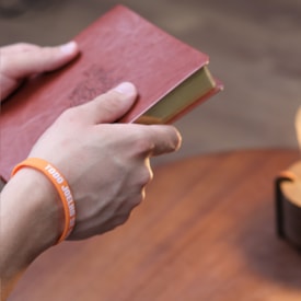 Segunda imagem do produto Pulseira de Silicone Laranja | Todo Joelho Se Dobrará