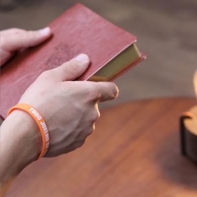 Segunda imagem do produto Pulseira de Silicone Laranja | Todo Joelho Se Dobrará