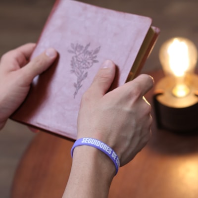 Segunda imagem do produto Pulseira de Silicone Lilás | Seguidores de Cristo