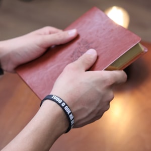 Segunda imagem do produto Pulseira de Silicone Preta | Tudo o Que Há de Bom Em Mim é Cristo