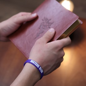 Segunda imagem do produto Pulseira de Silicone Roxa | Mateus 11:28