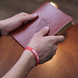 Segunda imagem do produto Pulseira de Silicone Vermelha | Cristo Vive