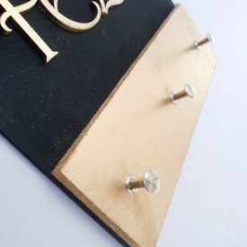 Segunda imagem do produto Quadro Porta Chaves | Nada é tão nosso | Dourado