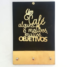Quadro Porta Chaves |Um café alguns motivos | Dourado